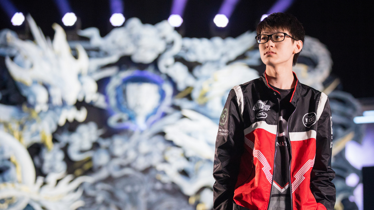 爱游戏官方网站-Rookie迎来十赛季出色发挥，老鹰观众热烈欢呼！-爱游戏官方网站